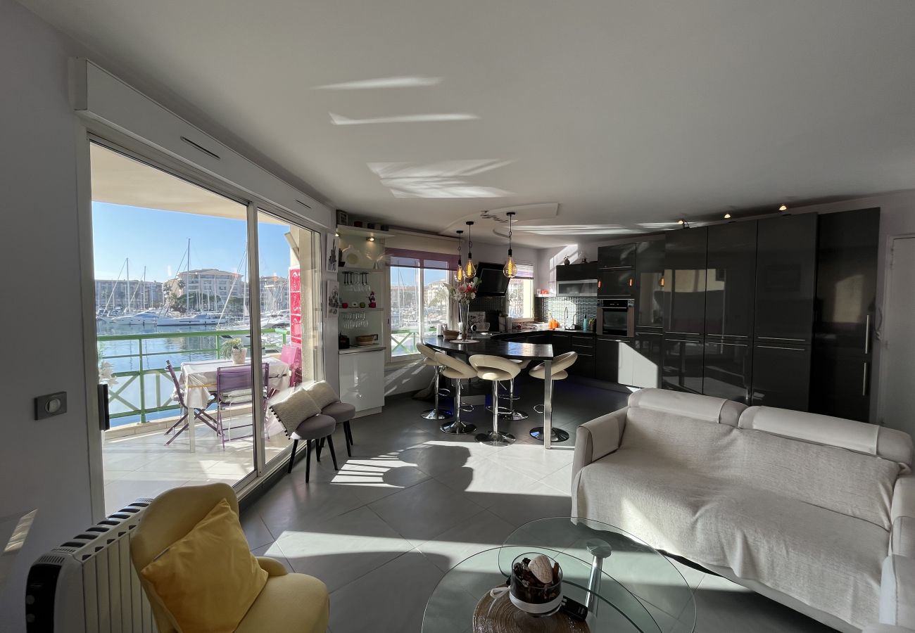 Apartment in Fréjus - On the quays of Port-Fréjus, a magnificent 50m² one-bedroom apartment with incredible views, air conditioning, Wi-Fi, and a large garage.