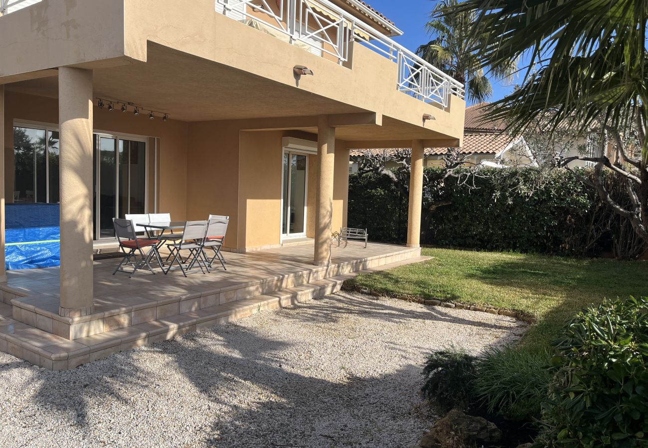 Apartment in Fréjus - Large ground floor apartment of 110m2 for 6 privileged guests, direct access to the beach, 3 large bedrooms, air conditioning, wifi, 2 private parking spaces.
