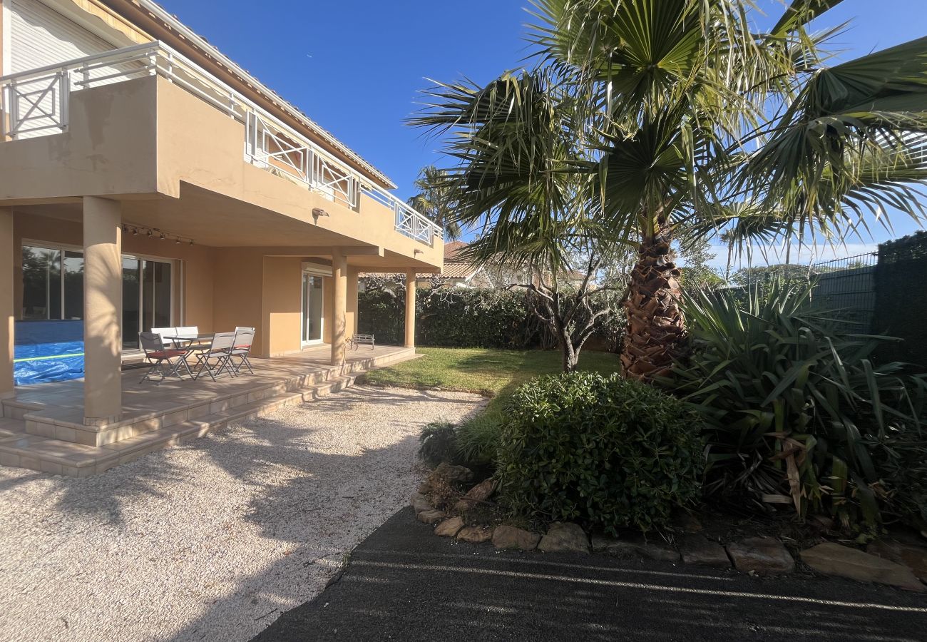 Apartment in Fréjus - Large ground floor apartment of 110m2 for 6 privileged guests, direct access to the beach, 3 large bedrooms, air conditioning, wifi, 2 private parking spaces.