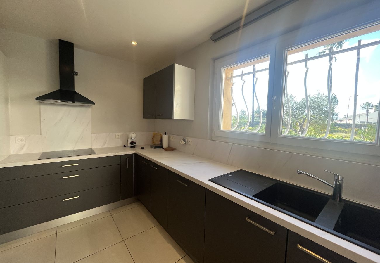 Apartment in Fréjus - Large ground floor apartment of 110m2 for 6 privileged guests, direct access to the beach, 3 large bedrooms, air conditioning, wifi, 2 private parking spaces.