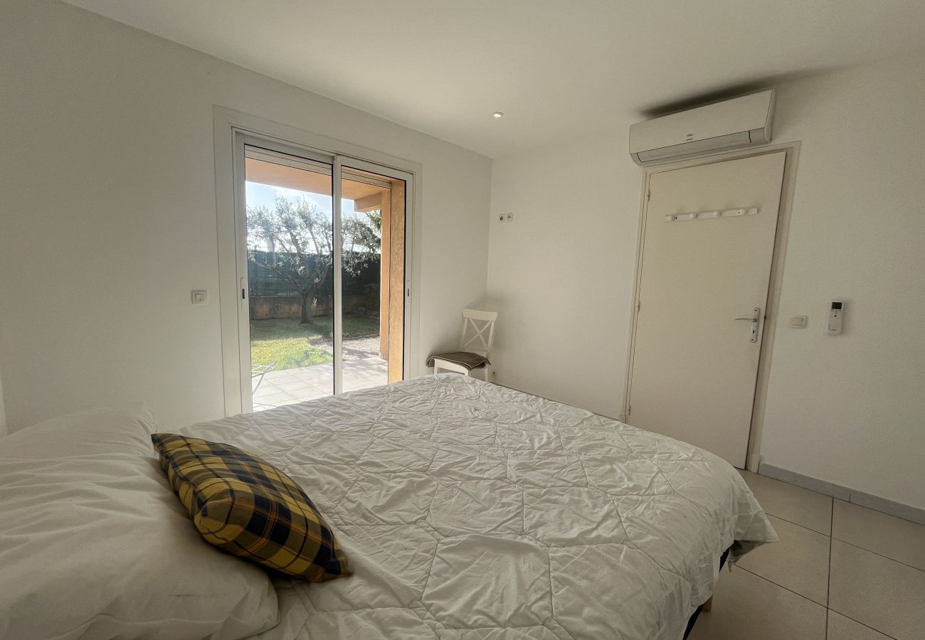 Apartment in Fréjus - Large ground floor apartment of 110m2 for 6 privileged guests, direct access to the beach, 3 large bedrooms, air conditioning, wifi, 2 private parking spaces.