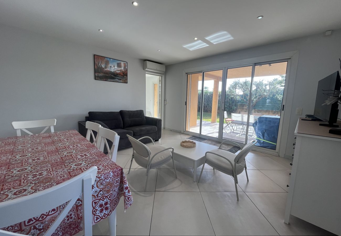 Apartment in Fréjus - Large ground floor apartment of 110m2 for 6 privileged guests, direct access to the beach, 3 large bedrooms, air conditioning, wifi, 2 private parking spaces.