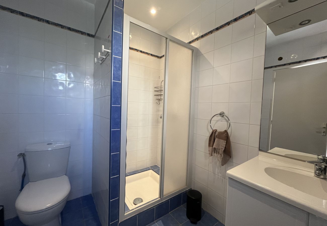 Apartment in Fréjus - Large ground floor apartment of 110m2 for 6 privileged guests, direct access to the beach, 3 large bedrooms, air conditioning, wifi, 2 private parking spaces.