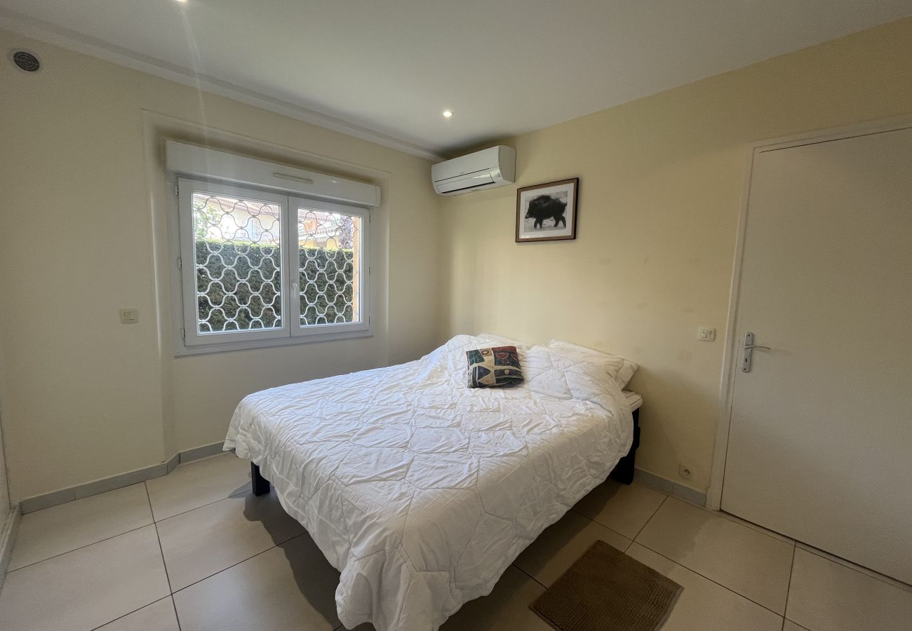 Apartment in Fréjus - Large ground floor apartment of 110m2 for 6 privileged guests, direct access to the beach, 3 large bedrooms, air conditioning, wifi, 2 private parking spaces.