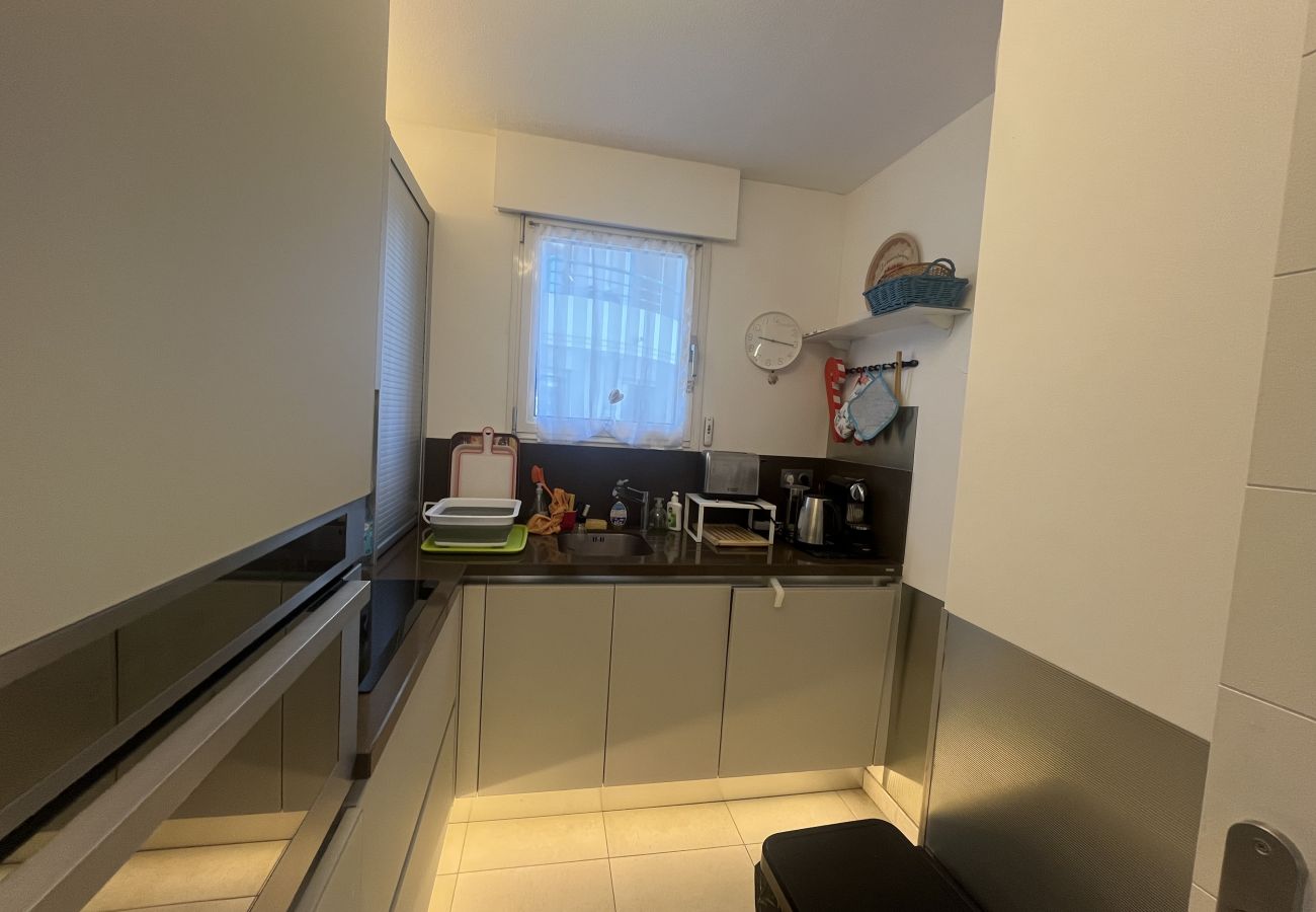 Apartment in Fréjus - Port Fréjus, Le Cesaree, Exceptional 2-bedroom apartment with garden and pool views, ideal for 4 lucky guests, air conditioning and garage