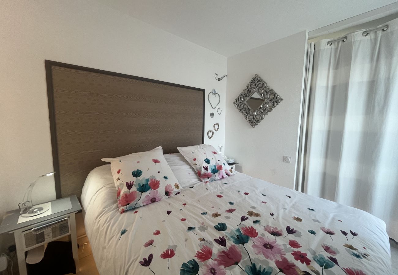 Apartment in Fréjus - Port Fréjus, Le Cesaree, Exceptional 2-bedroom apartment with garden and pool views, ideal for 4 lucky guests, air conditioning and garage