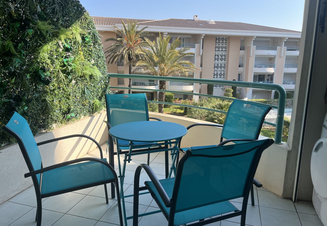 Apartment in Fréjus - Port Fréjus, Le Cesaree, Exceptional 2-bedroom apartment with garden and pool views, ideal for 4 lucky guests, air conditioning and garage