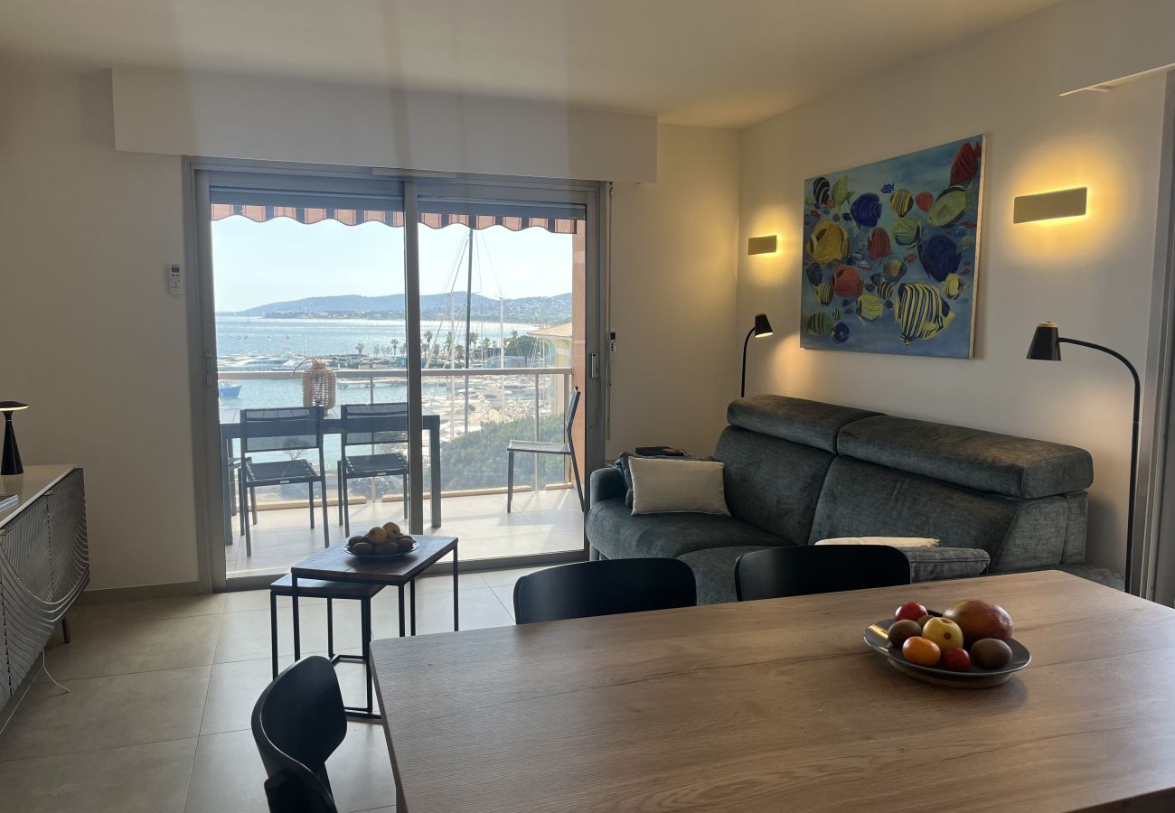 Apartment in Fréjus - Incredible sea view, 2-bedroom apartment with sleeping alcove for 4 lucky guests, air conditioning, large garage, beach 50 meters away, everything within walking distance