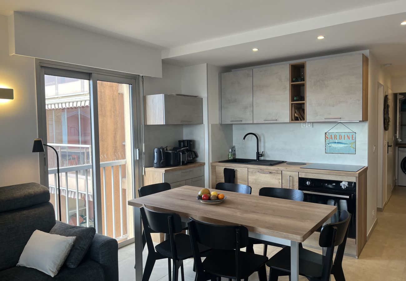 Apartment in Fréjus - Incredible sea view, 2-bedroom apartment with sleeping alcove for 4 lucky guests, air conditioning, large garage, beach 50 meters away, everything within walking distance