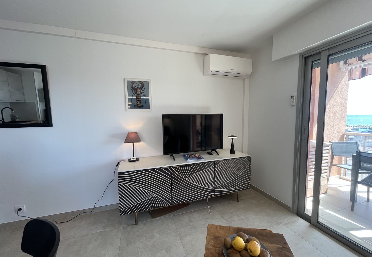 Apartment in Fréjus - Incredible sea view, 2-bedroom apartment with sleeping alcove for 4 lucky guests, air conditioning, large garage, beach 50 meters away, everything within walking distance