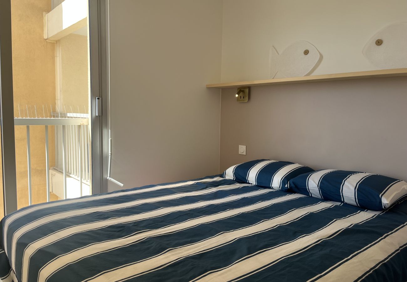 Apartment in Fréjus - Incredible sea view, 2-bedroom apartment with sleeping alcove for 4 lucky guests, air conditioning, large garage, beach 50 meters away, everything within walking distance