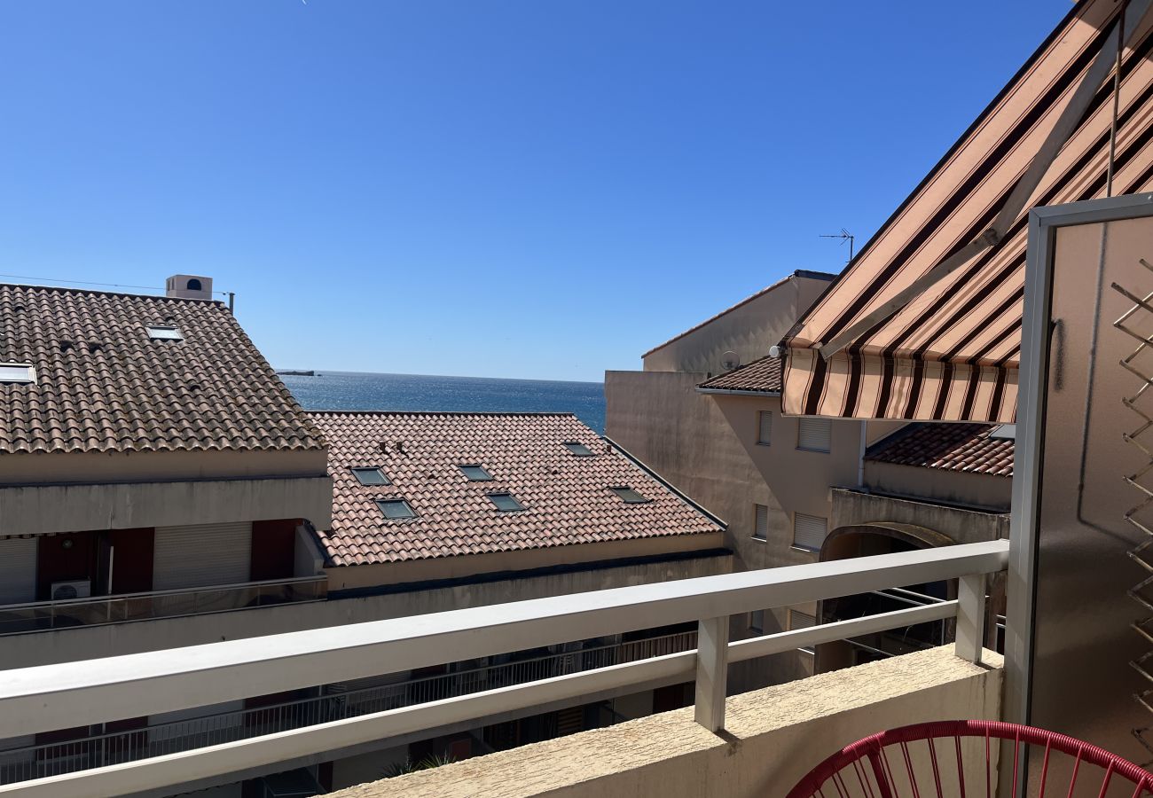 Studio in Fréjus - Capitole, seafront, studio with sleeping alcove for 3 people, 26m2, balcony with partial sea view, air conditioning, private parking