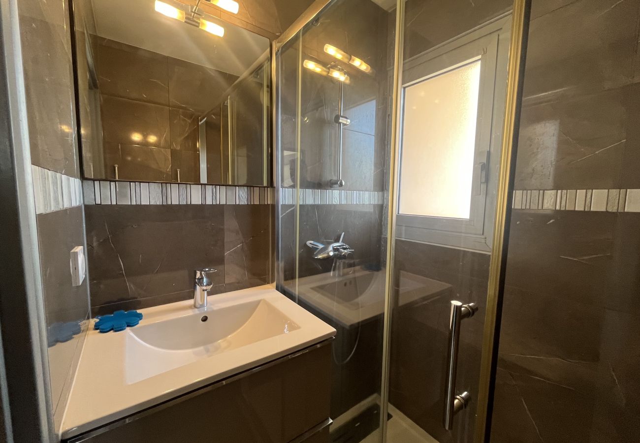 Studio in Fréjus - Capitole, seafront, studio with sleeping alcove for 3 people, 26m2, balcony with partial sea view, air conditioning, private parking