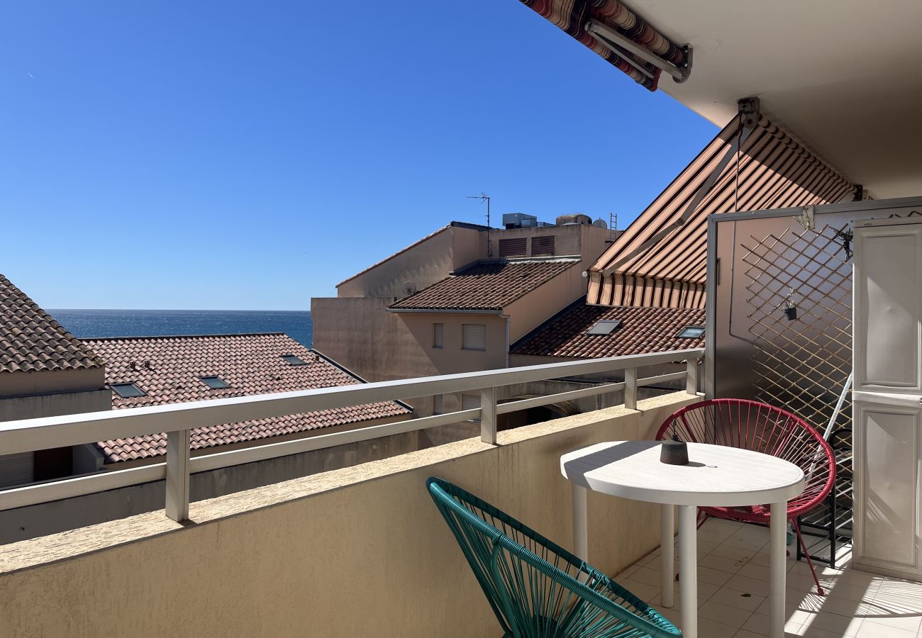 Studio in Fréjus - Capitole, seafront, studio with sleeping alcove for 3 people, 26m2, balcony with partial sea view, air conditioning, private parking