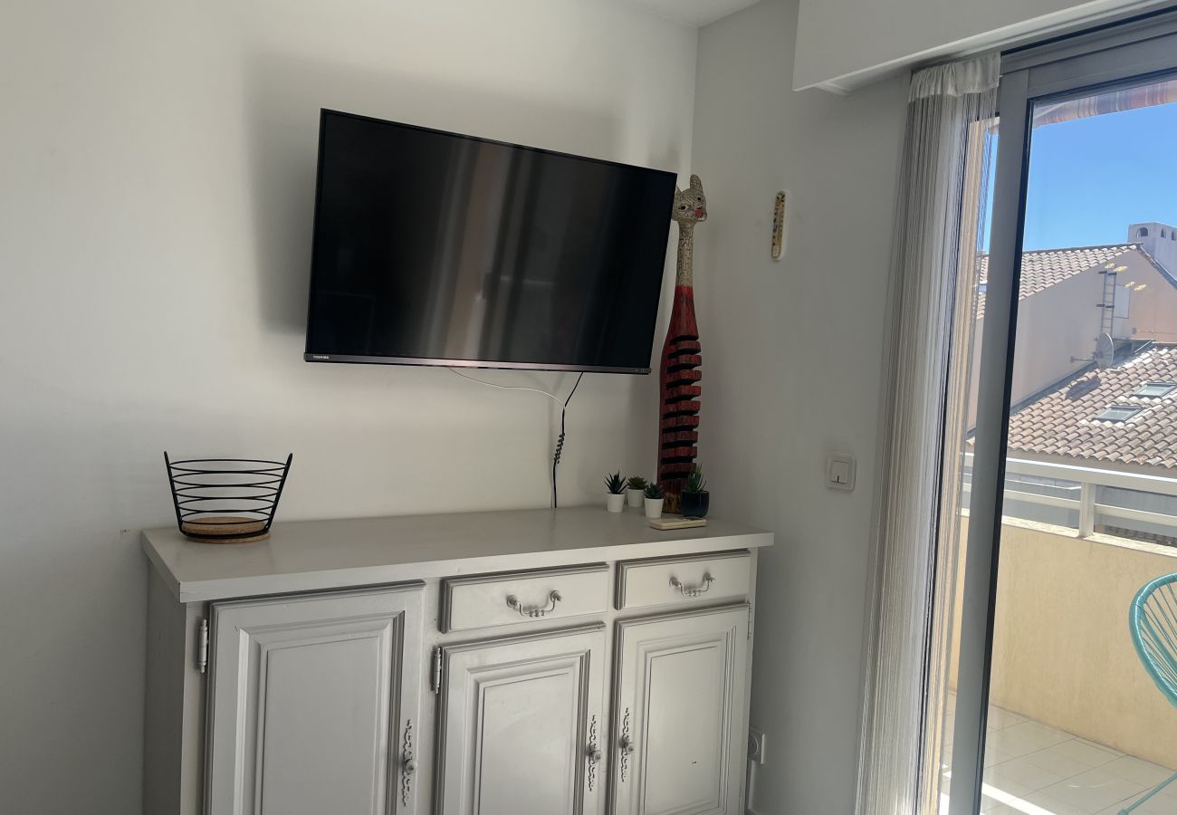 Studio in Fréjus - Capitole, seafront, studio with sleeping alcove for 3 people, 26m2, balcony with partial sea view, air conditioning, private parking