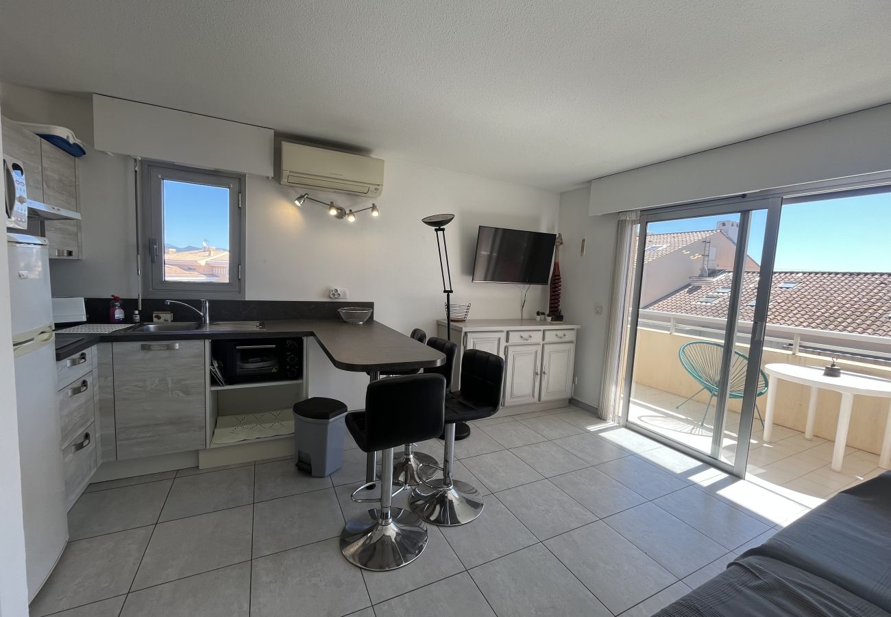 Studio in Fréjus - Capitole, seafront, studio with sleeping alcove for 3 people, 26m2, balcony with partial sea view, air conditioning, private parking