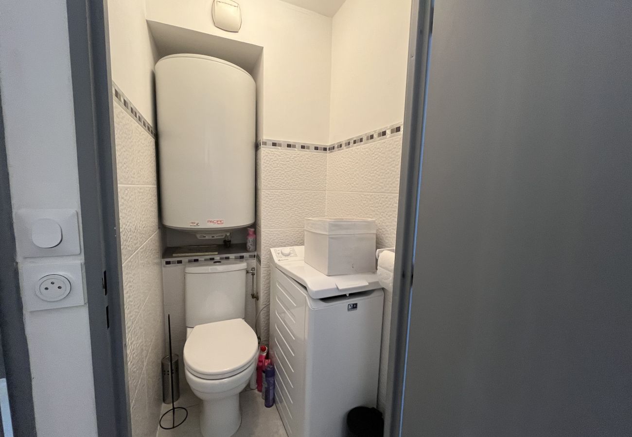 Studio in Fréjus - Capitole, seafront, studio with sleeping alcove for 3 people, 26m2, balcony with partial sea view, air conditioning, private parking
