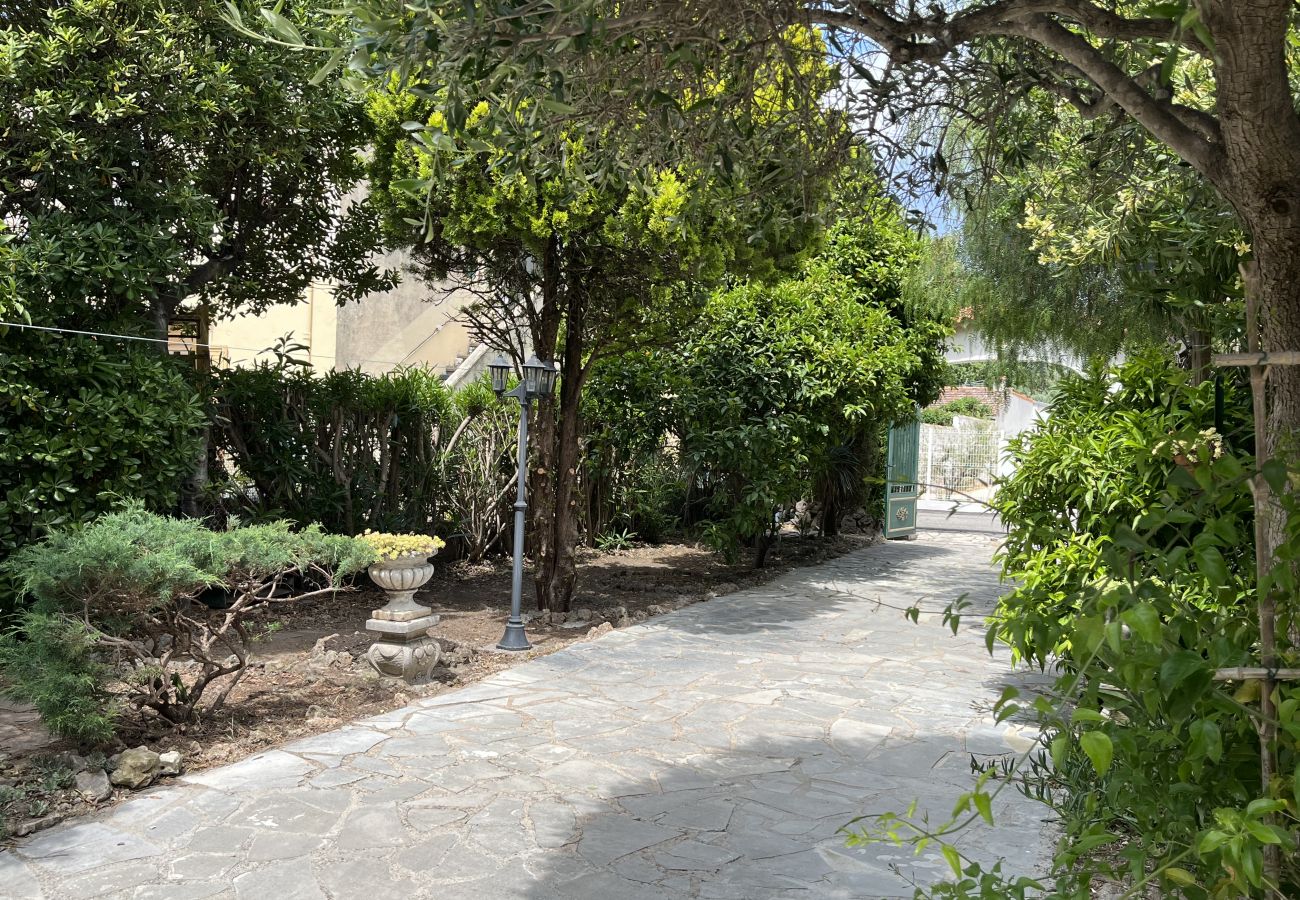 House in Fréjus - Fréjus Plage - 5-minute walk to the beaches - Small house with garden, sleeps 4, in absolute peace and quiet