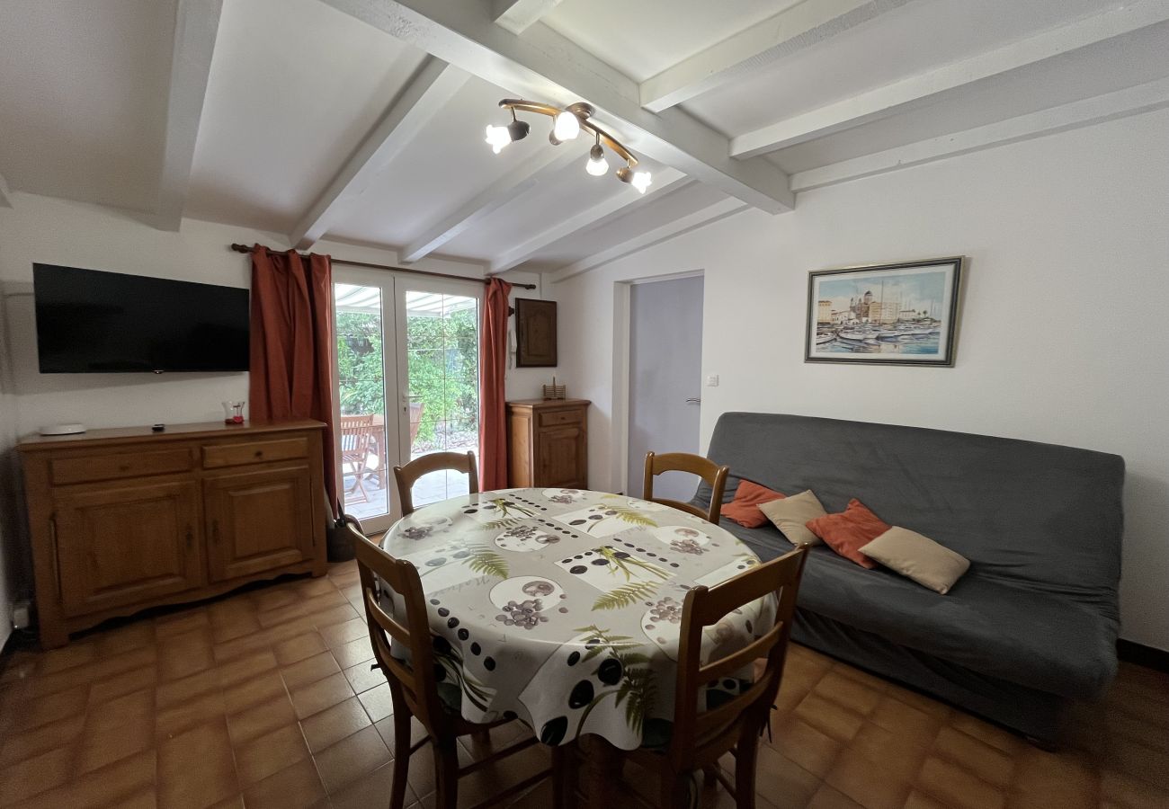 House in Fréjus - Fréjus Plage - 5-minute walk to the beaches - Small house with garden, sleeps 4, in absolute peace and quiet