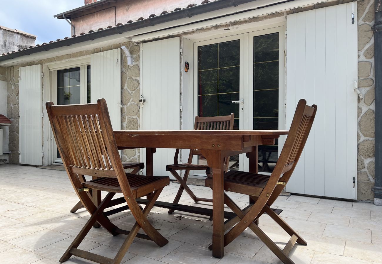 House in Fréjus - Fréjus Plage - 5-minute walk to the beaches - Small house with garden, sleeps 4, in absolute peace and quiet
