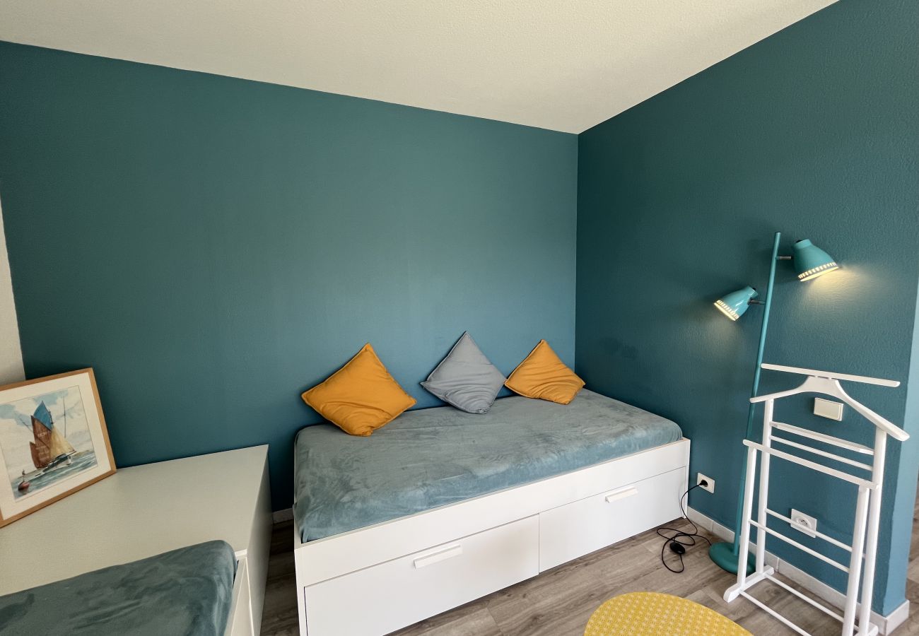 Apartment in Fréjus - Cesaree Residence – Renovated 2-room apartment with pool view, air conditioning, garage and terrace – Sleeps 4.