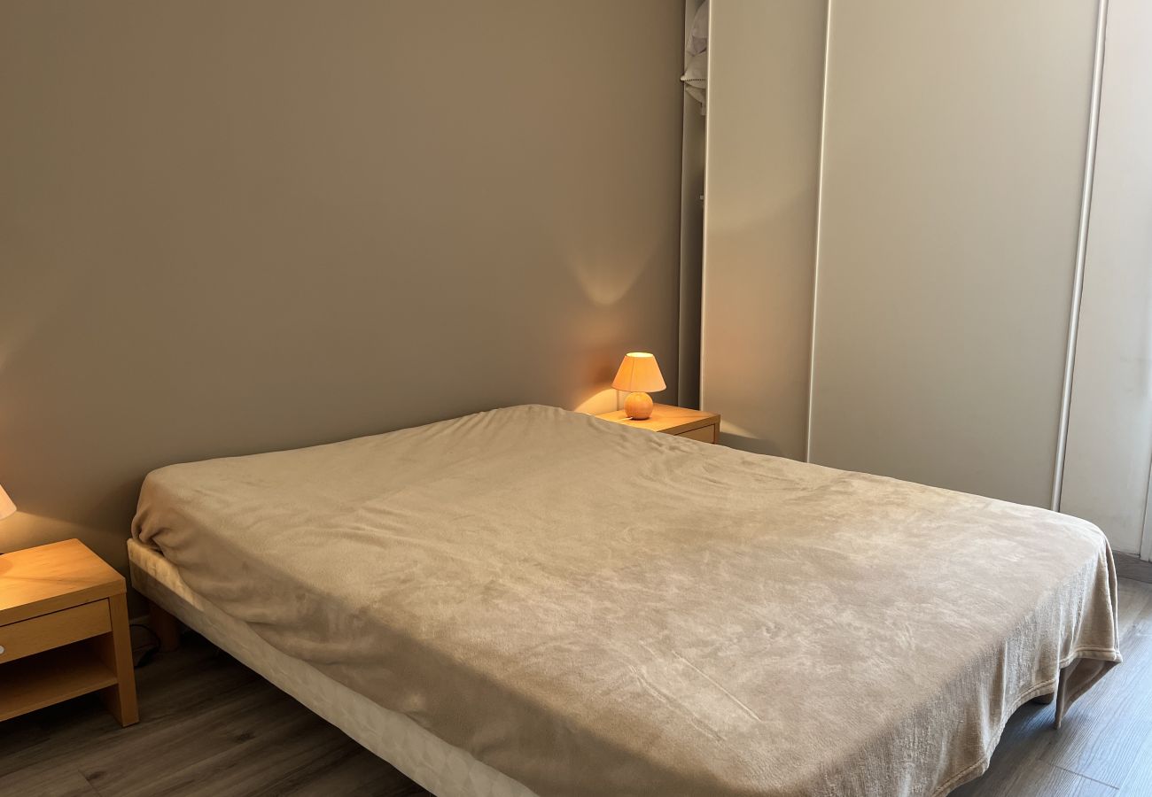 Apartment in Fréjus - Cesaree Residence – Renovated 2-room apartment with pool view, air conditioning, garage and terrace – Sleeps 4.