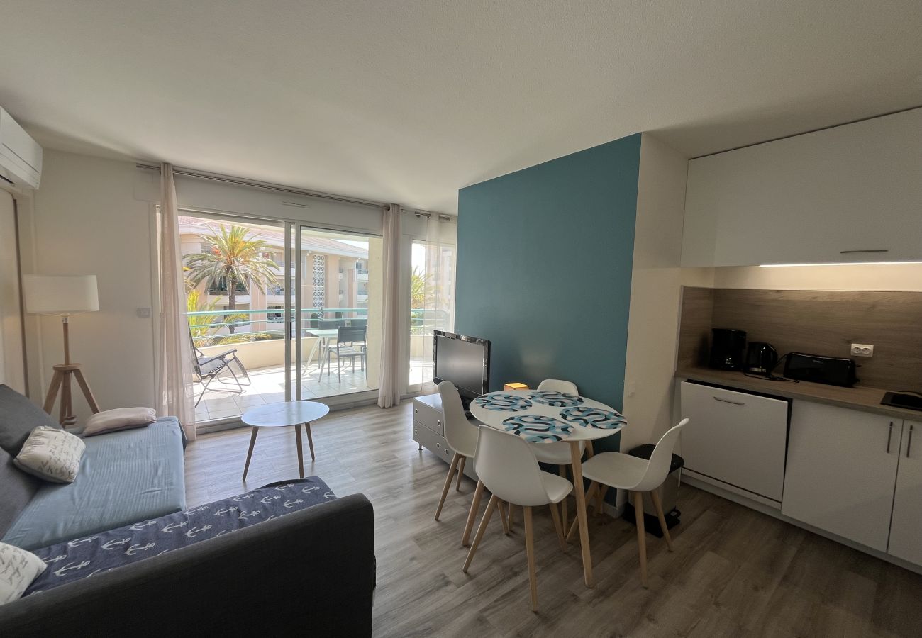 Apartment in Fréjus - Cesaree Residence – Renovated 2-room apartment with pool view, air conditioning, garage and terrace – Sleeps 4.