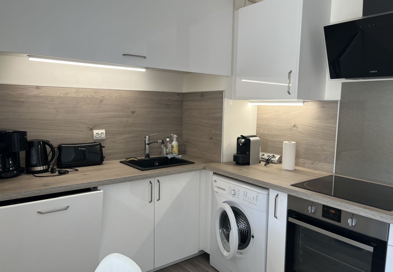 Apartment in Fréjus - Cesaree Residence – Renovated 2-room apartment with pool view, air conditioning, garage and terrace – Sleeps 4.