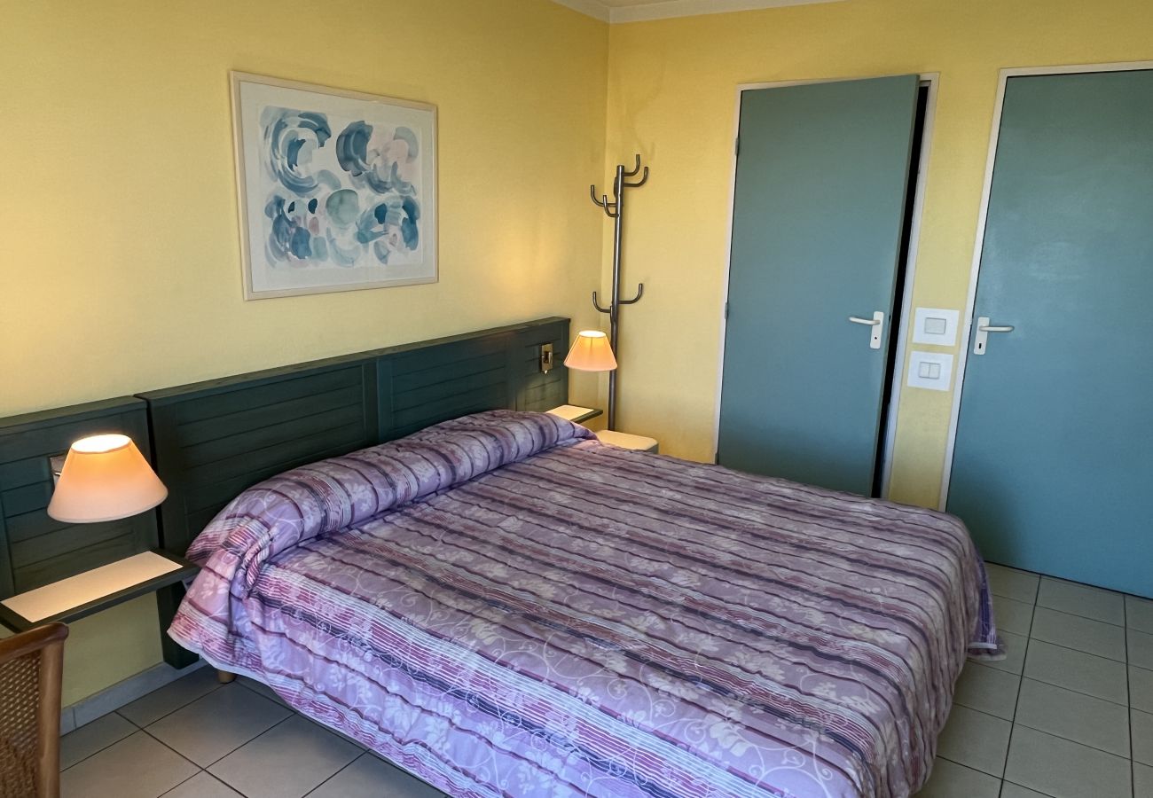 Apartment in Fréjus - OPEN Residence, 1-bedroom apartment (41m²), sleeps 5, close to port, beaches, swimming pool, private parking