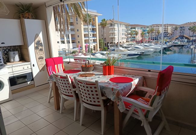 Apartment in Fréjus - Port Fréjus: harbor view, spacious 1-bedroom apartment (47m²), air conditioning, swimming pool—for 4 lucky guests.