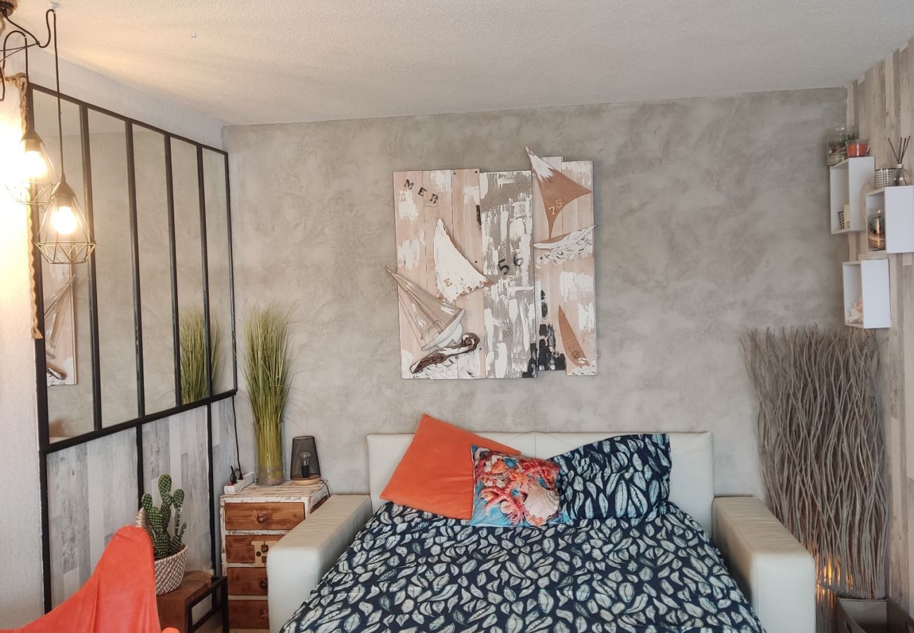 Apartment in Fréjus - Port Fréjus: harbor view, spacious 1-bedroom apartment (47m²), air conditioning, swimming pool—for 4 lucky guests.
