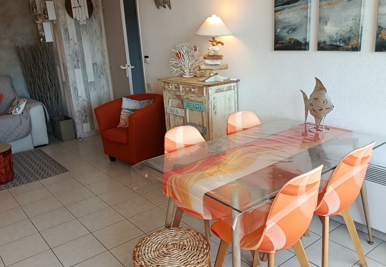 Apartment in Fréjus - Port Fréjus: harbor view, spacious 1-bedroom apartment (47m²), air conditioning, swimming pool—for 4 lucky guests.