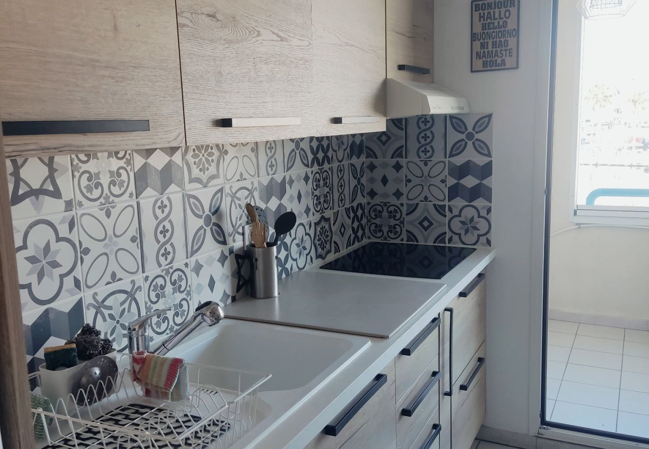 Apartment in Fréjus - Port Fréjus: harbor view, spacious 1-bedroom apartment (47m²), air conditioning, swimming pool—for 4 lucky guests.