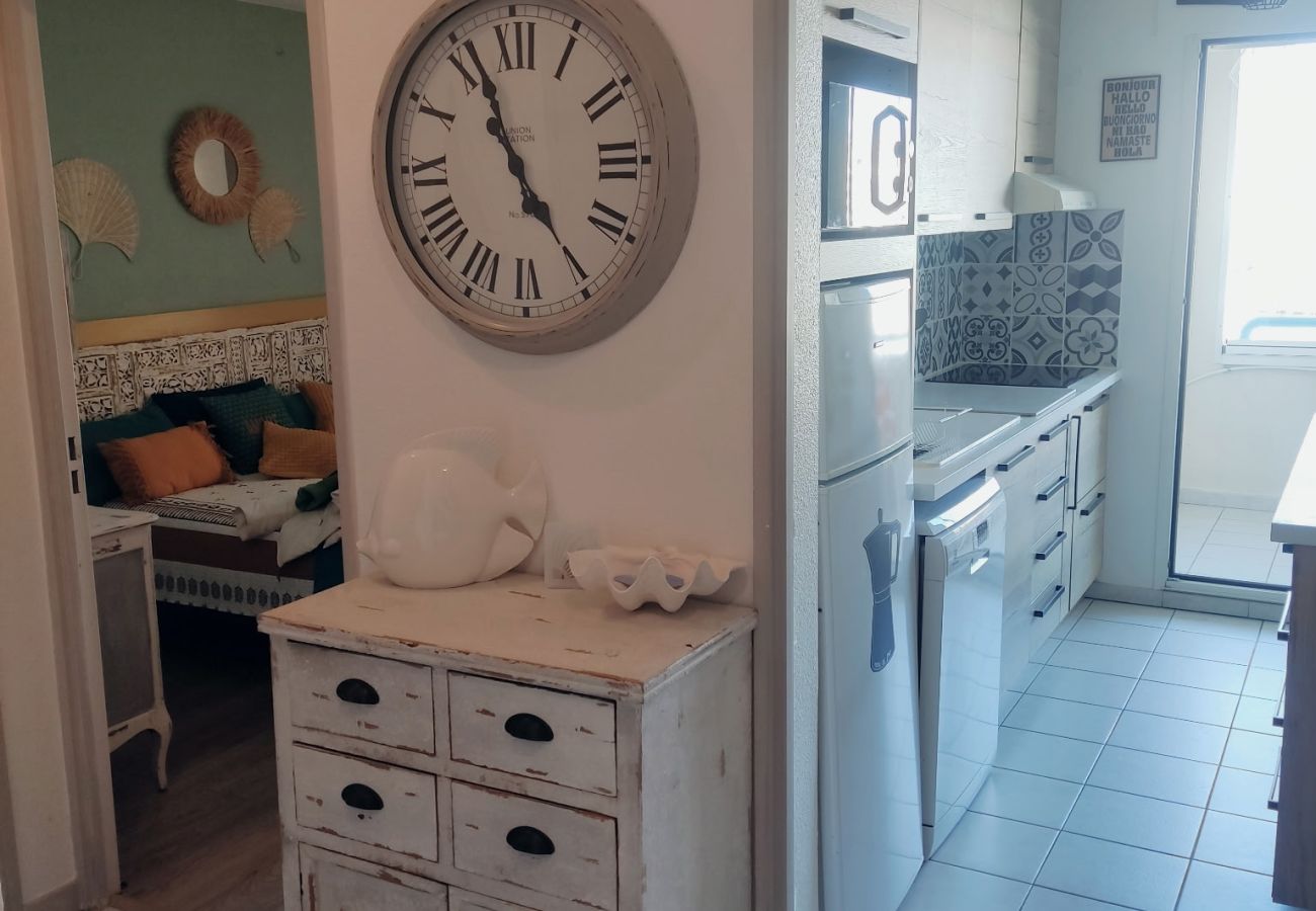 Apartment in Fréjus - Port Fréjus: harbor view, spacious 1-bedroom apartment (47m²), air conditioning, swimming pool—for 4 lucky guests.