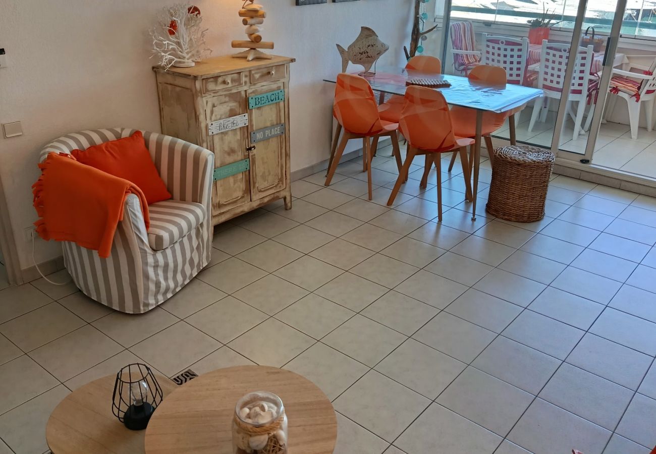 Apartment in Fréjus - Port Fréjus: harbor view, spacious 1-bedroom apartment (47m²), air conditioning, swimming pool—for 4 lucky guests.