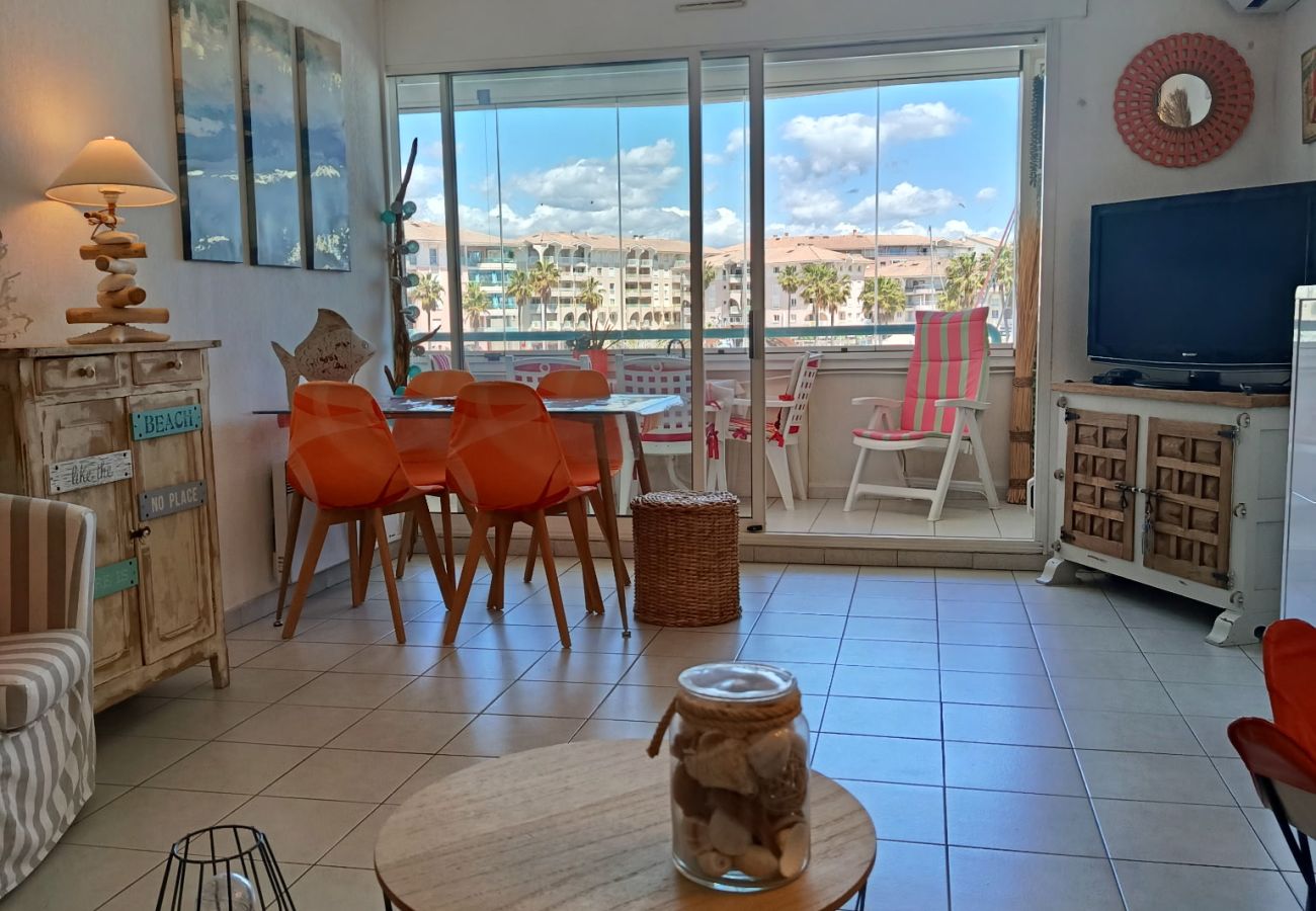 Apartment in Fréjus - Port Fréjus: harbor view, spacious 1-bedroom apartment (47m²), air conditioning, swimming pool—for 4 lucky guests.