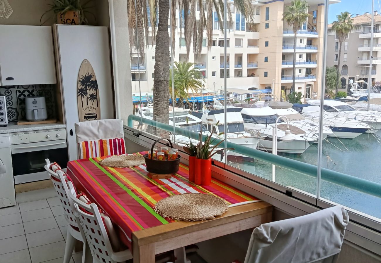 Apartment in Fréjus - Port Fréjus: harbor view, spacious 1-bedroom apartment (47m²), air conditioning, swimming pool—for 4 lucky guests.