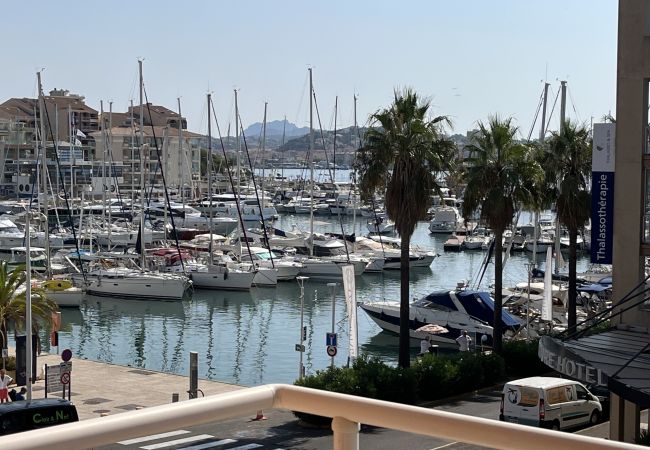 Apartment in Fréjus - Port Fréjus, Les Rives Latines, 100m from the beach, harbor view, 40m² one-bedroom apartment, sleeps 4, parking.