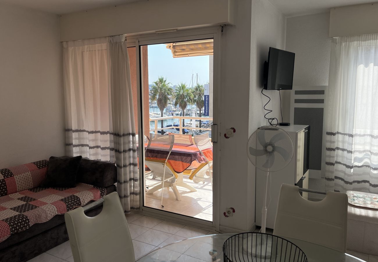Apartment in Fréjus - Port Fréjus, Les Rives Latines, 100m from the beach, harbor view, 40m² one-bedroom apartment, sleeps 4, parking.