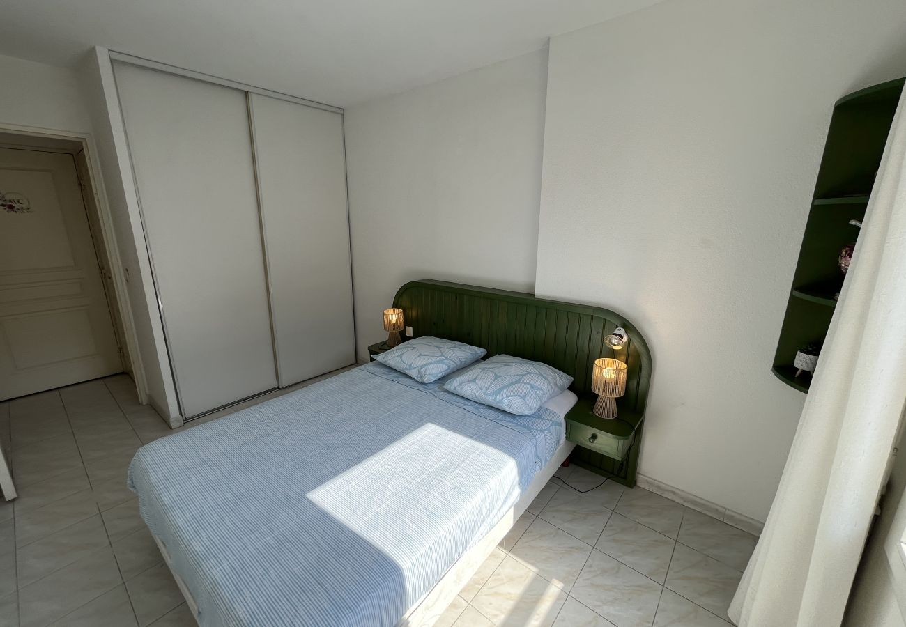 Apartment in Fréjus - Port Fréjus, Les Rives Latines, 100m from the beach, harbor view, 40m² one-bedroom apartment, sleeps 4, parking.