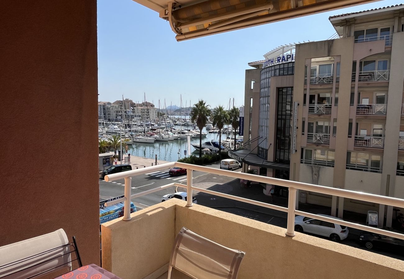 Apartment in Fréjus - Port Fréjus, Les Rives Latines, 100m from the beach, harbor view, 40m² one-bedroom apartment, sleeps 4, parking.