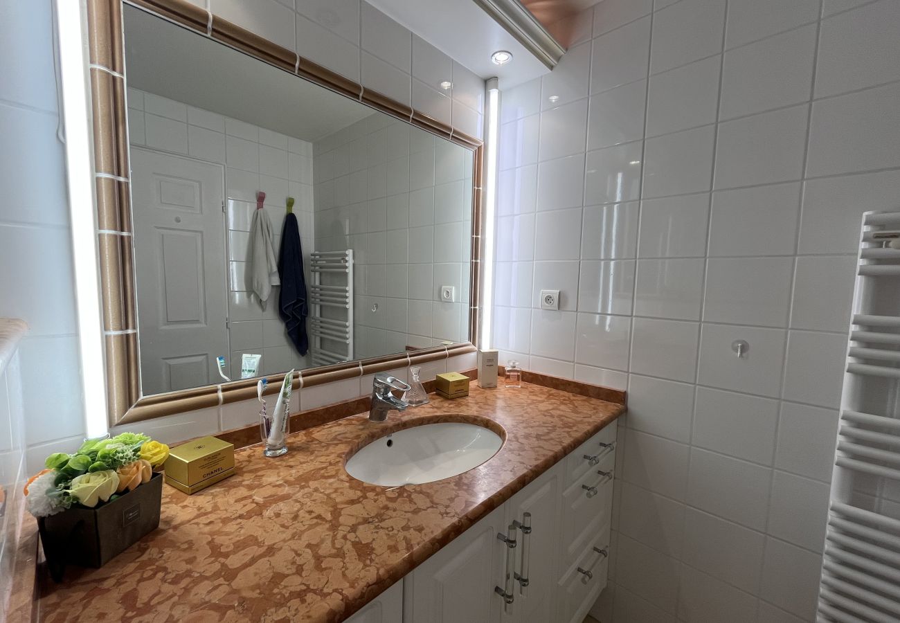 Apartment in Fréjus - Port Fréjus: magnificent 1-bedroom apartment with a harbor view, sleeping 4; lively area, air-conditioned, with Wi-Fi and parking.