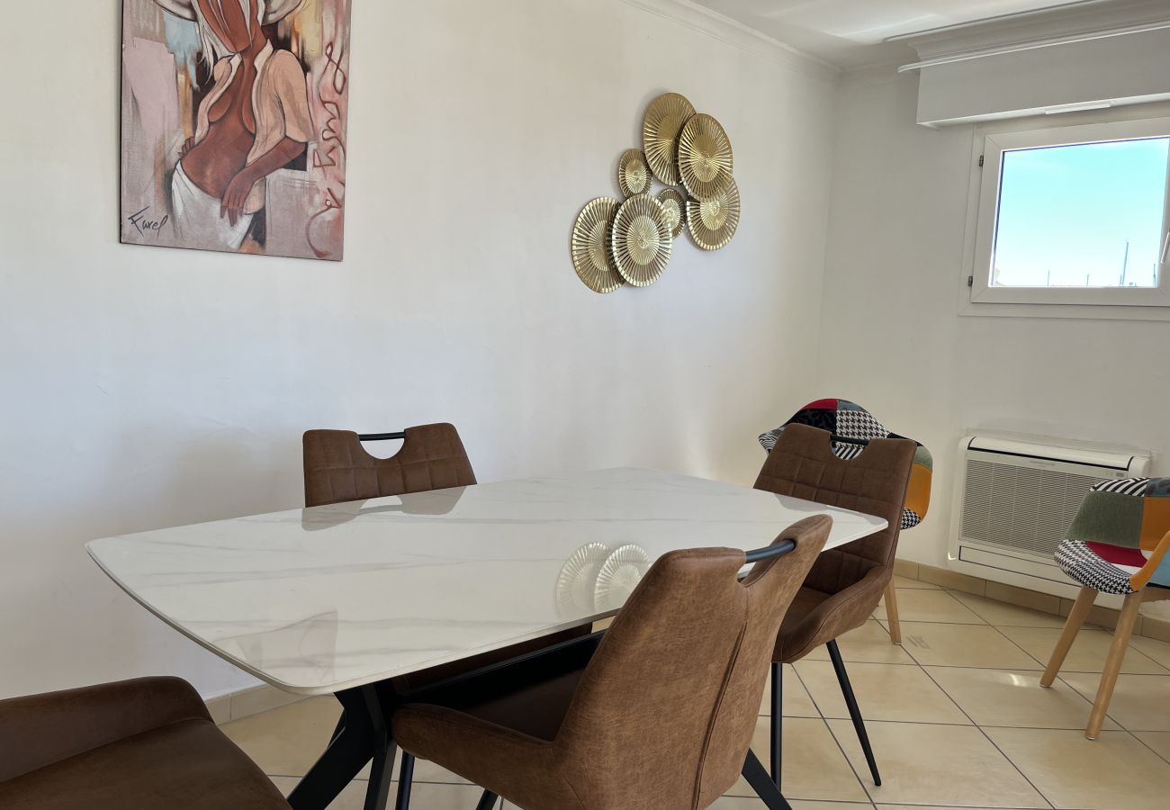 Apartment in Fréjus - Port Fréjus: magnificent 1-bedroom apartment with a harbor view, sleeping 4; lively area, air-conditioned, with Wi-Fi and parking.