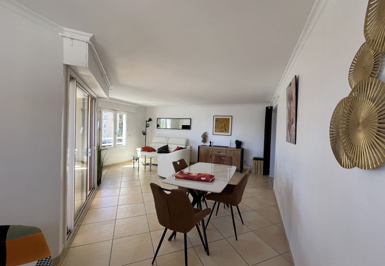 Apartment in Fréjus - Port Fréjus: magnificent 1-bedroom apartment with a harbor view, sleeping 4; lively area, air-conditioned, with Wi-Fi and parking.