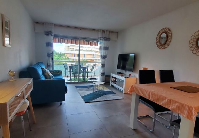 Apartamento en Fréjus - LA MIOUGRA NO Fréjus-Plage: Magnífica T2, 47 m2 con aire acondicionado, wifi/caja de fibra, a 200 m de las playas, vista a la piscina y al jardín, estacionamiento 