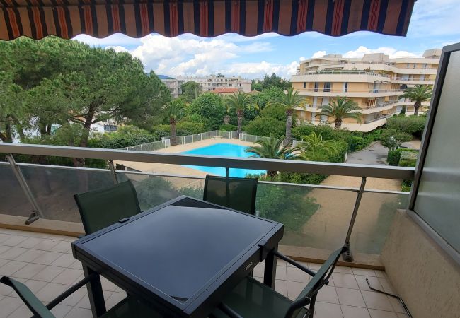 Apartamento en Fréjus - LA MIOUGRA NO Fréjus-Plage: Magnífica T2, 47 m2 con aire acondicionado, wifi/caja de fibra, a 200 m de las playas, vista a la piscina y al jardín, estacionamiento 