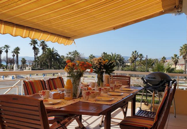 Apartamento en Fréjus - Port Fréjus límite base naturaleza 1er piso villa capacidad 8/9 personas, 4 habitaciones, incluidas 3 suites para padres con aire acondicionado, terraza, estacionamiento, vista al mar acceso directo a la playa