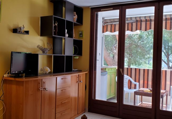 Estudio en Fréjus - Fréjus Plage, LA MIOUGRANO, estudio 25m2, 2 adultos, 2 niños, a 300m de las playas, piscina y balcón Estudio en Fréjus - Fréjus Plage, LA MIOUGRANO, estudio 25m2, 2 adultos, 2 niños, a 300m de las playas, piscina y balcón