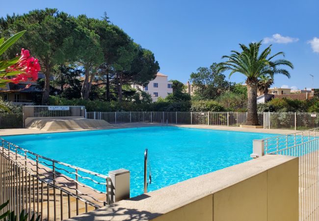 Estudio en Fréjus - Fréjus Plage, LA MIOUGRANO, estudio 25m2, 2 adultos, 2 niños, a 300m de las playas, piscina y balcón Estudio en Fréjus - Fréjus Plage, LA MIOUGRANO, estudio 25m2, 2 adultos, 2 niños, a 300m de las playas, piscina y balcón