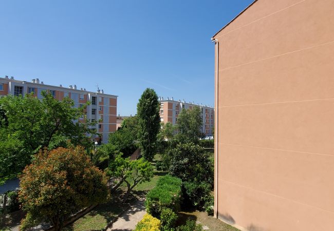 Apartamento en Fréjus - Fréjus Plage, Le MINERVA, 2 habitaciones, a 450 m de las playas, balcón cerrado de 14 m2, aparcamiento privado , entorno arbolado